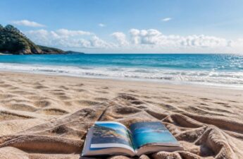 Open reisgids op een strand met uitzicht op zee