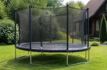 Trampoline in een achtertuin met veiligheidsnet en randkussen, klaar voor gebruik