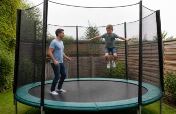 Gezinsgebruik van een trampoline in een achtertuin met vrije ruimte rondom