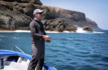 Vissersboot bij rotsige kust van Lanzarote tijdens een dag om te vissen