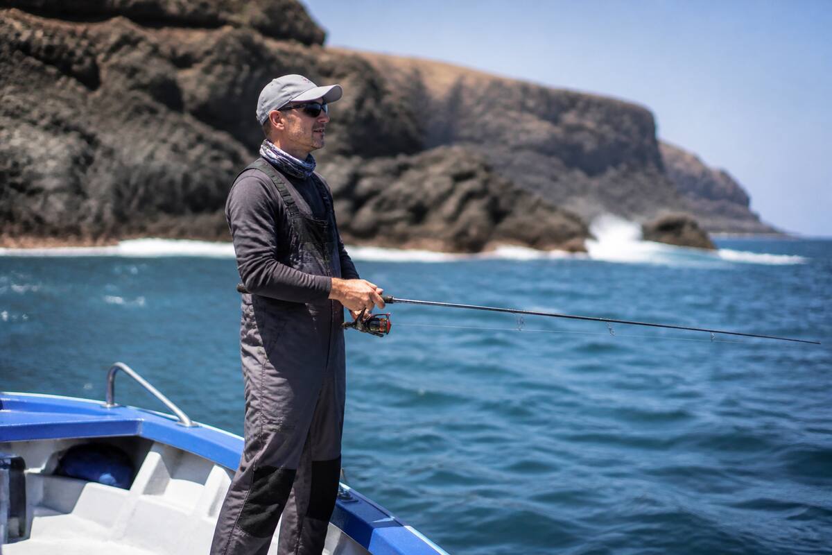 Vissersboot bij rotsige kust van Lanzarote tijdens een dag om te vissen